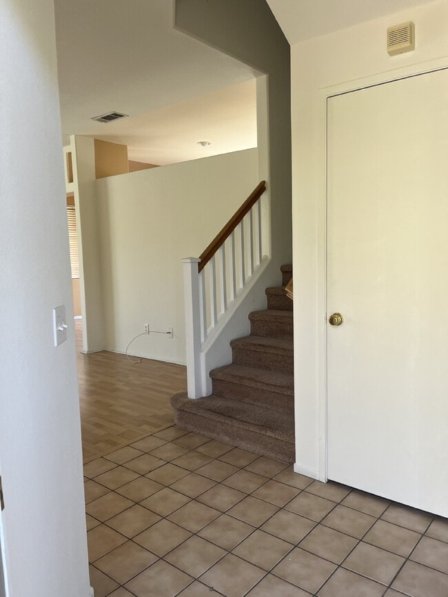 Building Photo - "Charming 3-Bed, 2.5-Bath Home in Oxnard –...