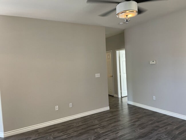 Building Photo - 2 Bedroom Summerlin Condo - Gated community