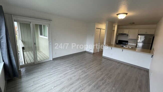 Building Photo - SE Portland - 2BD I 1BA - Top Floor w/ Balcony!
