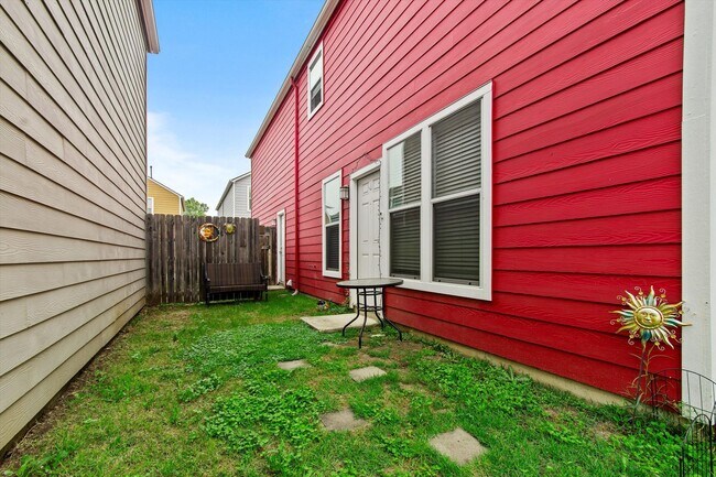 Building Photo - 1 Bedroom 1 Bathroom Duplex in Blanco Rive...