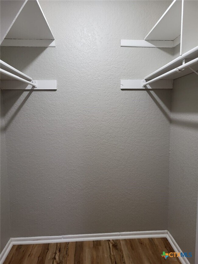 Building Photo - 1051 Country Club Dr