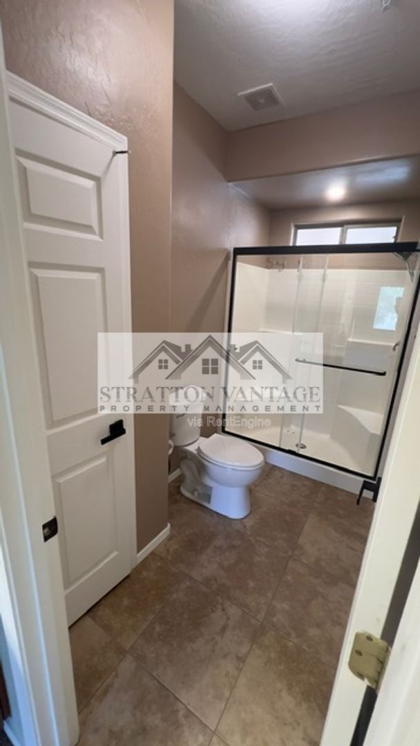 Building Photo - 1351 N Pleasant Dr