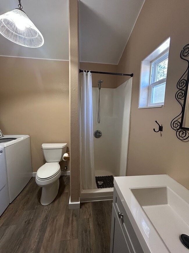 Building Photo - Cozy and Updated 3 Bed, 2 Bath House