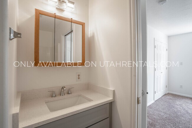 Building Photo - 2051 S State St