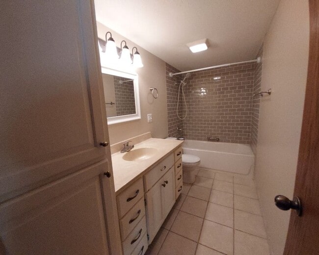 Building Photo - Nice 4 Bedroom 2 Bathroom house in Hudson