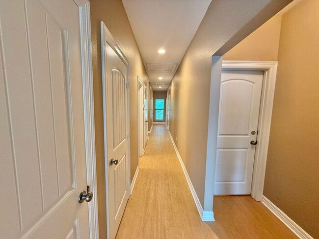 Building Photo - 4 Bedroom 3.5 Bath Duplex in East Tyler!