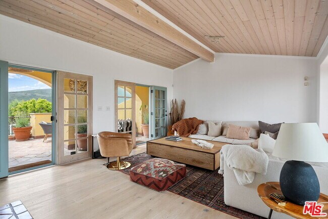 Building Photo - 4370 Hillview Dr
