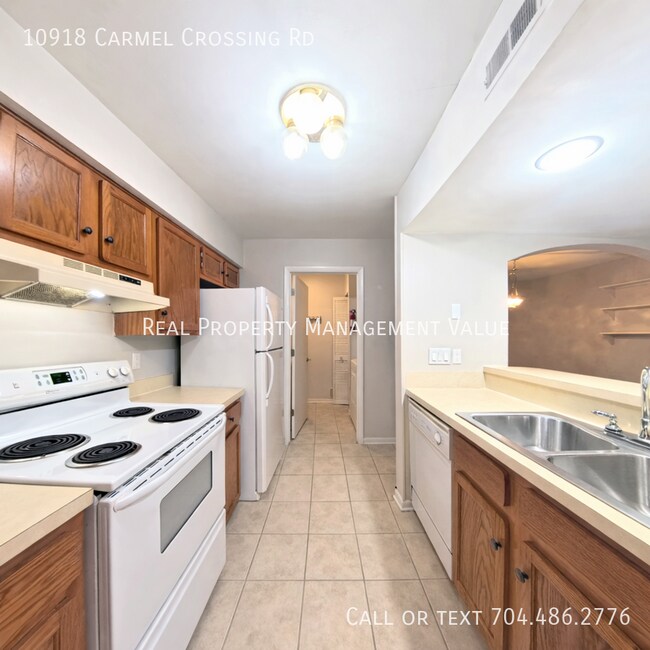 Building Photo - 10918 Carmel Crossing Rd