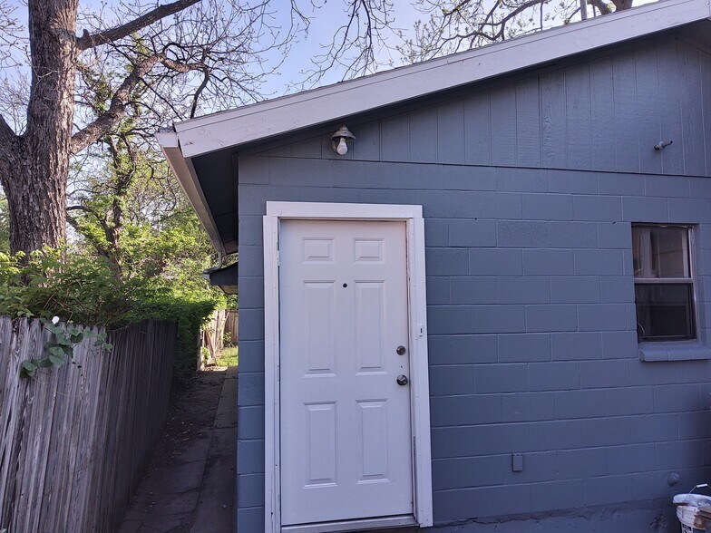 Main entrance - 1118 Santa Anna