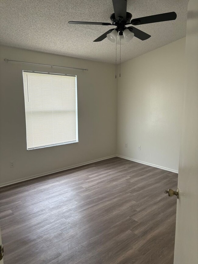 Building Photo - Townhome in Chelsea Square