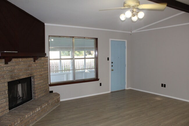 Building Photo - 1414 N Live Oak St