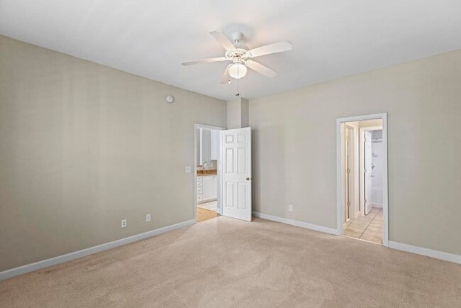 Building Photo - Hampstead Cutie! Backs up to Golf Course!