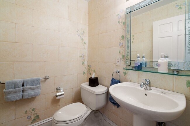 Building Photo - 197 8th St