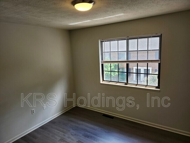 Building Photo - 211 S Waverley St