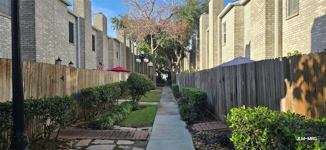 Building Photo - 17471 Red Oak Dr