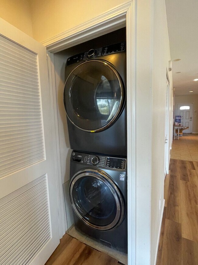 Building Photo - Top Floor Opukea Three Bedroom/Two Bathroo...