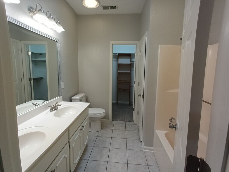 Building Photo - 12 Bailey Ln
