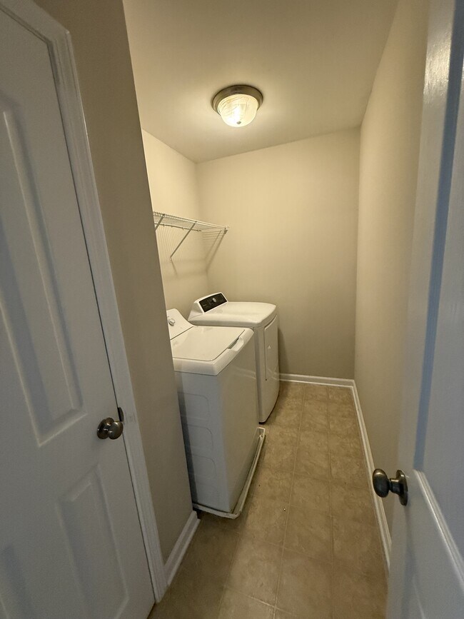 Building Photo - 6855 Coopers Hawk Trail
