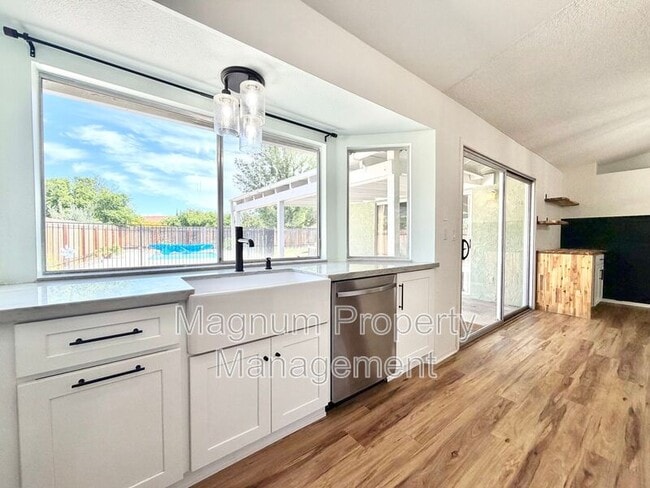 Building Photo - 45680 Clubhouse Dr