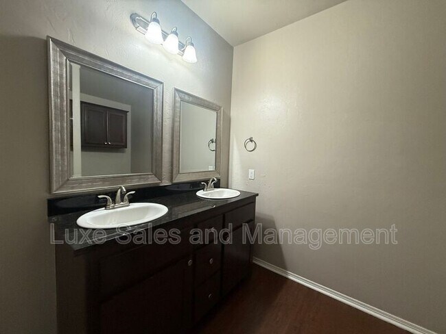 Building Photo - 2408 Alta Vista Ln