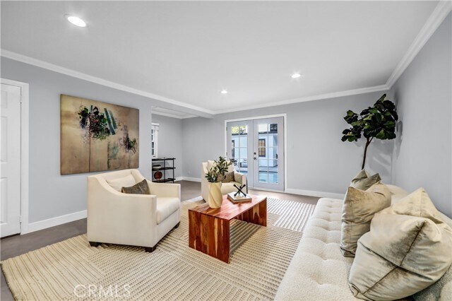 Building Photo - 725 N Doheny Dr