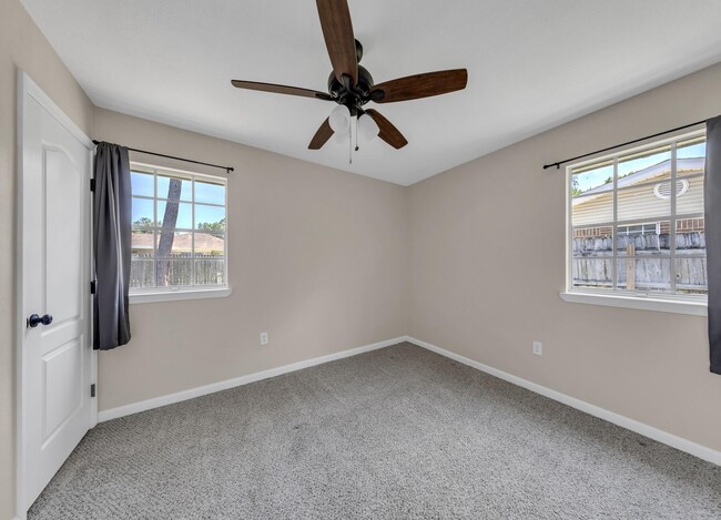 Building Photo - 702 Mayflower Ave