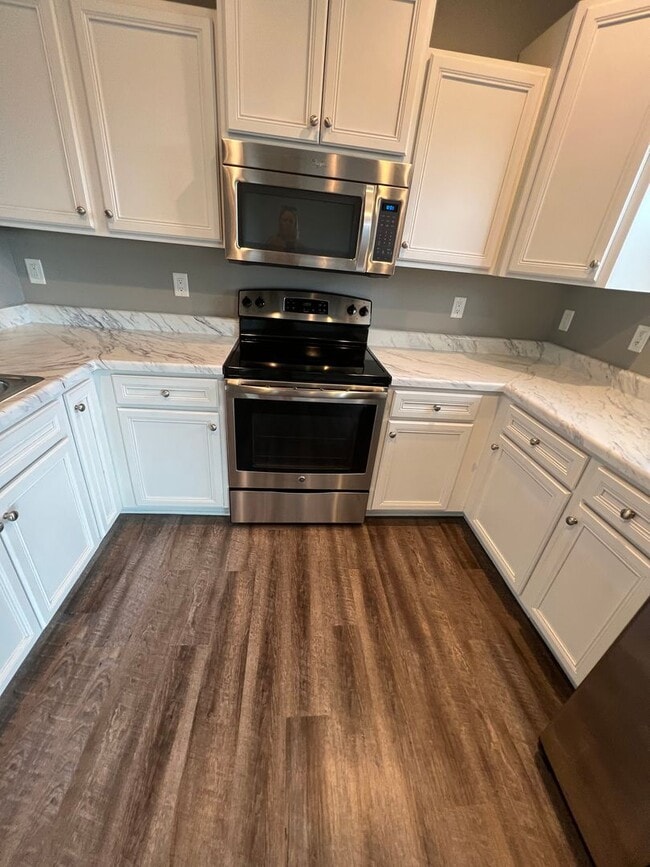 Building Photo - 2 Bedroom, 2.5 Bath Townhome