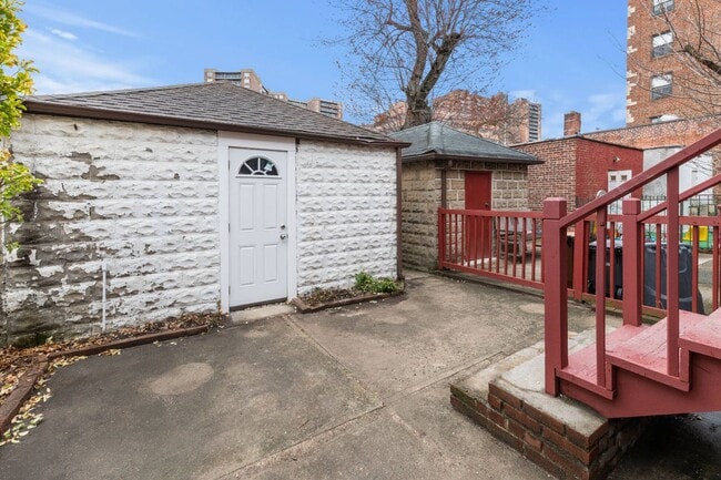 Building Photo - 67-135-135 Burns St