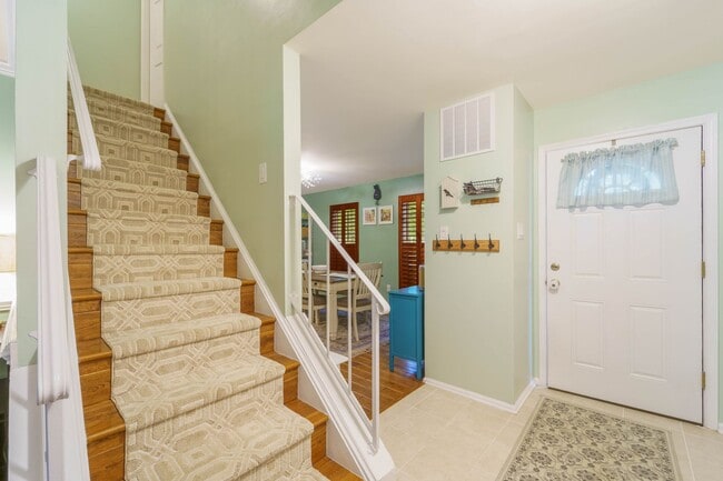 Building Photo - This 3 Bed 2.5 Bath Burke, VA Townhome is a Must See!