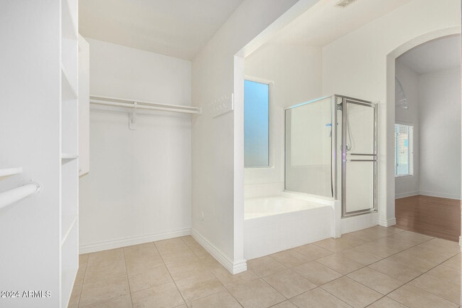 Building Photo - 8338 W Paradise Dr