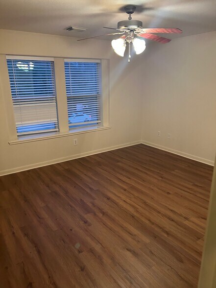 Building Photo - 8031 Barnes Ridge Ln