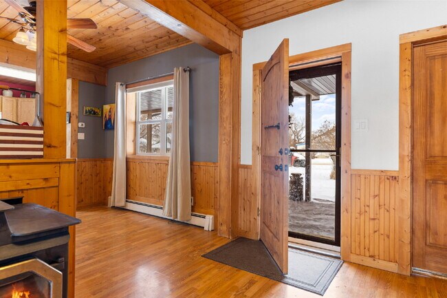 Building Photo - Spacious 4-Bedroom Home in the Heart of Sh...