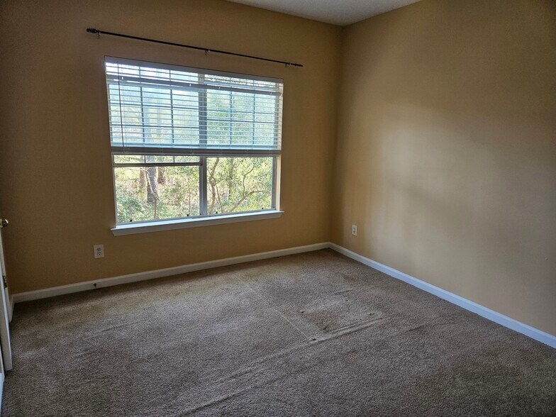 Building Photo - 1202 Walden Park Dr