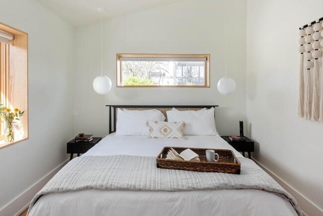 Building Photo - 955 Wylie St SE