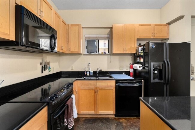 Building Photo - 711 W 26th St