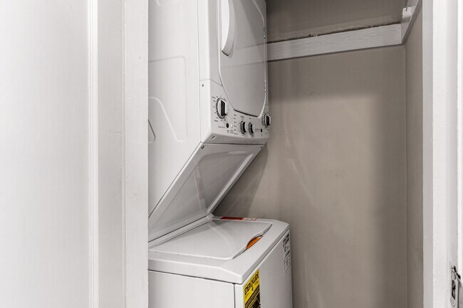 Building Photo - Newly Renovated 2 Bedroom Apartment with P...