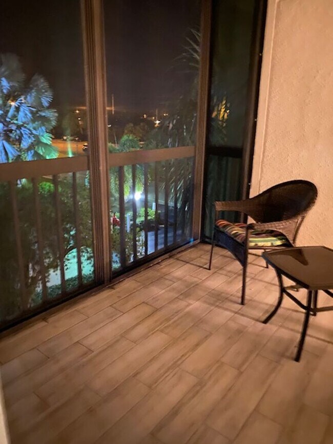 Building Photo - 1 bedroom 1 bathroom furnished condo