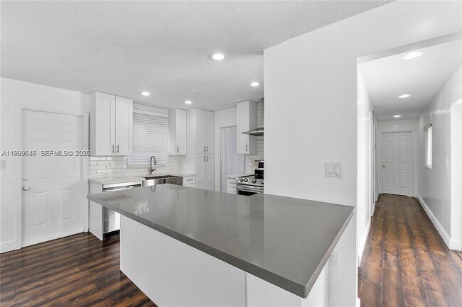 Building Photo - 2261 Utopia Dr