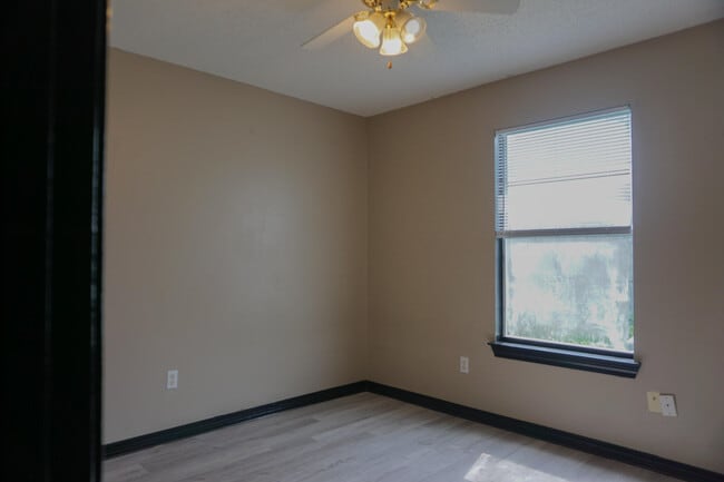 Building Photo - 322 Apple Dr