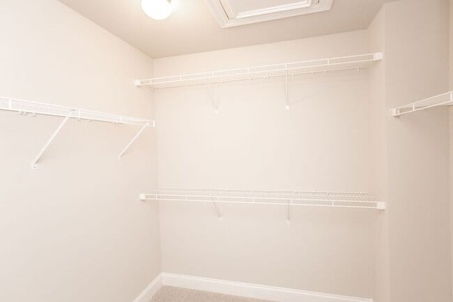Building Photo - 3 story townhome in a great location in Chamblee