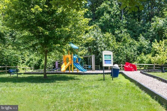 Building Photo - 1656 Woodtree Ct E