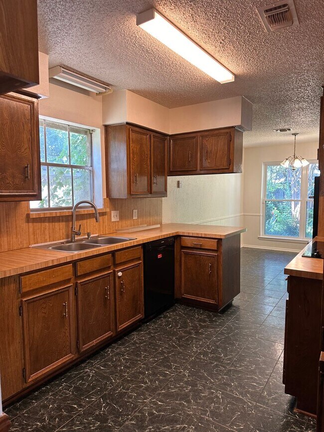 Building Photo - 3 Bedroom 2 Bath 2 Car Garage in Arlington - Excellent Location