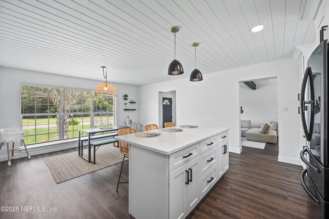 Building Photo - 1717 Sunset Dr