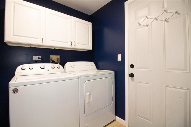 Building Photo - 1216 Tennyson Ln