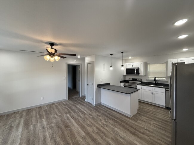 Building Photo - 217 Geren Dr