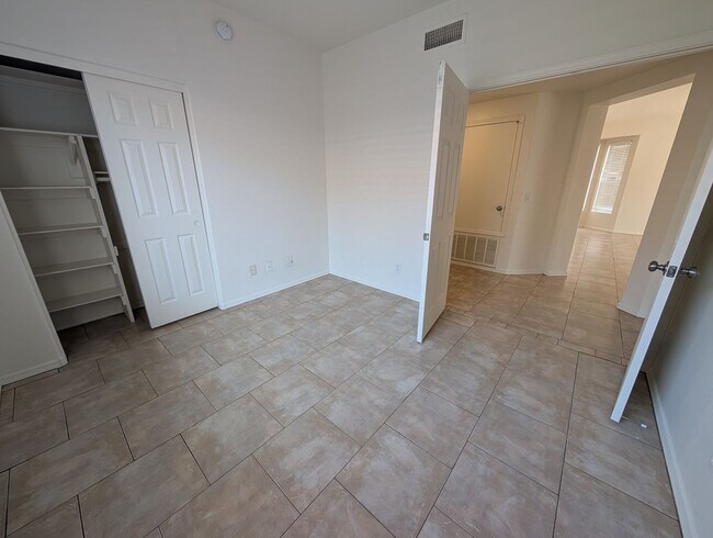 Building Photo - 3 Bedroom 2 Bathroom in Executive Palms Su...