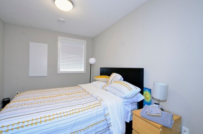 Building Photo - Beautiful 4-Bed 3-Bath Home in Minneapolis - Available 9/10!