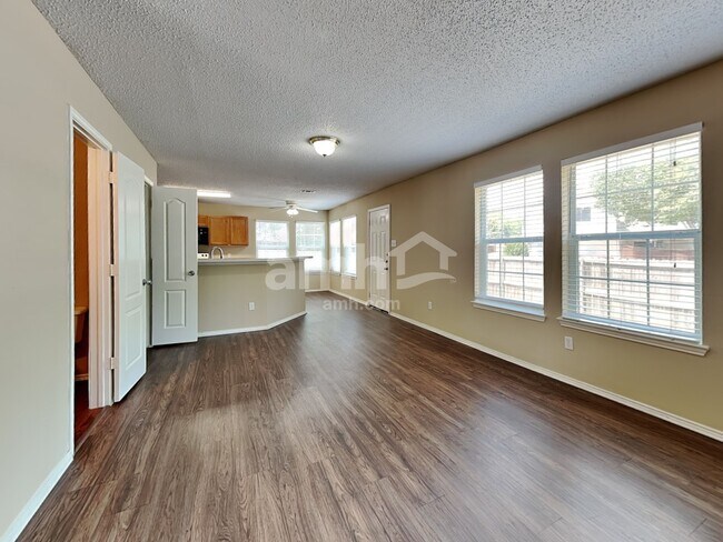 Building Photo - 1411 Plateau Dr