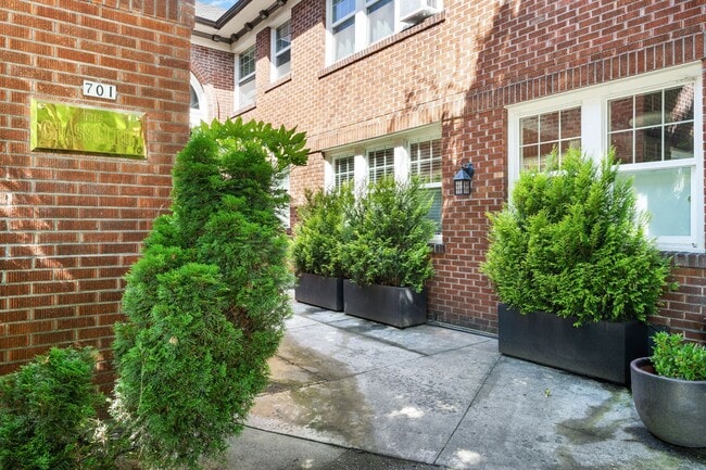 Building Photo - Bright 1 Bed condo in Kerns Neighborhood o...