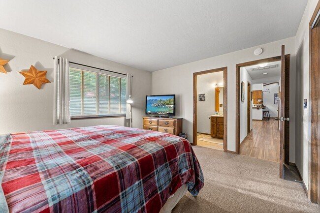 Building Photo - New to the Rental Market! FURNISHED Custom 3 Bdrm Hm w/Garage
